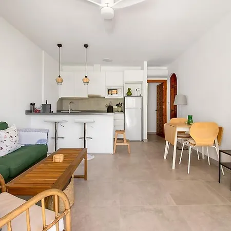 Apartman Cozy 2br Flat With Terrace & Pool