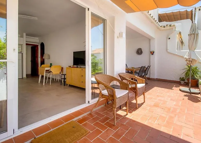 Apartment Cozy 2br Flat With Terrace & Pool